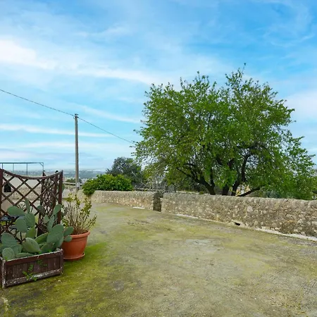 Stunning Home In Comiso With Wifi * Comiso